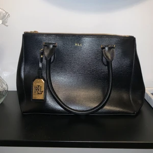Ralph Lauren väska  - Knappt använd väska från Ralph Lauren, som att den är oanvänd. Dustbag ingår. Skriv till mig så kommer vi överens om ett bra pris!