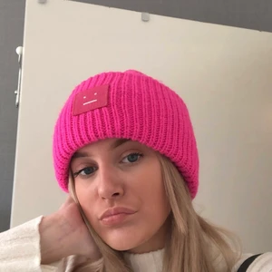 Acne mössa - Köpt här på Plick ny ifrån en annan tjej, använd tre gånger 400 eller bud om fler är intresserade  