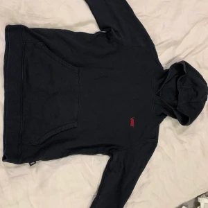 Vans hoodie storlek xs  - Svart med broderad vanslogga röd