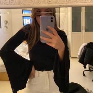 LÅNGÄRMAD TRÖJA - En svart tajt tröja med utsvängda ärmar från NLY. Tröjan har nästintill en poloneck. Materialet är mjukt och formar sig efter kroppen. Storlek S💓🌟🌟 köpare står för frakt, pris kan diskuteras