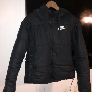 Vändbar vinterjacka från Nike  - Jackan är svart från Nike, går att ja på båda sidorna, ena är glansig . Använt en halv vinter , bra skick säljer då den inte kommer till användning. Väldigt varm och skön. Köparen står för frakt, kan mötas upp centralt i Malmö eller frakta