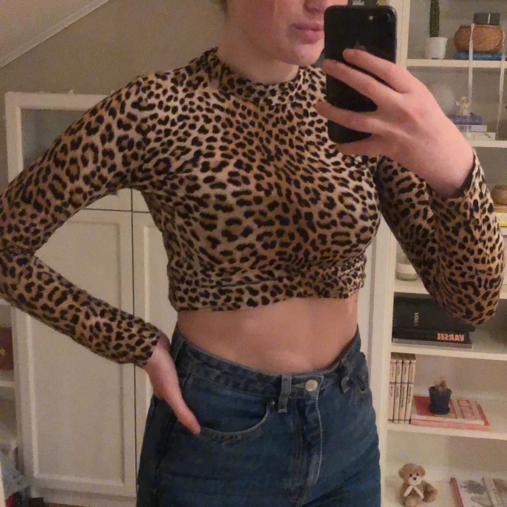 leopardmönstrad topp, EXTREMT skön i ett tunt följsamt tyg. skulle vara supersnygg croppad men är även fin som den är nu!. Toppar.