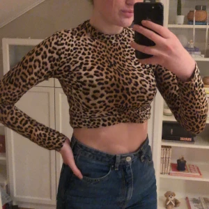 leopardtopp - leopardmönstrad topp, EXTREMT skön i ett tunt följsamt tyg. skulle vara supersnygg croppad men är även fin som den är nu!