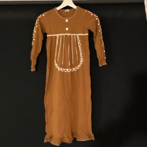 Pepparkakos klänning/pyjamas  - Jag hadde rensar för det är proppfullt i min garderob.