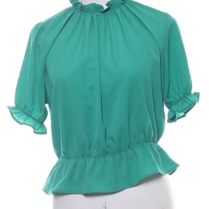 Grön topp - Grön volang topp från Gina tricot! Använd 1 gång, storlek s