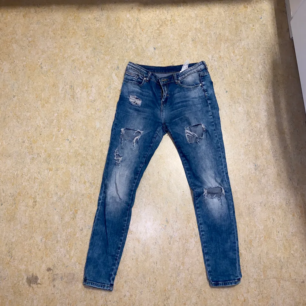 Jeans med egna hål, från märket amisu. Passar mig inte, därför säljer jag! . Jeans & Byxor.