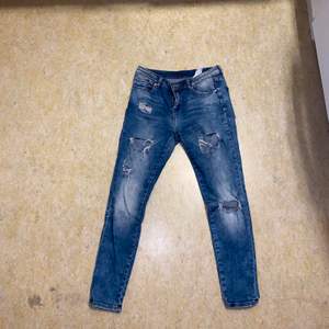Jeans med egna hål, från märket amisu. Passar mig inte, därför säljer jag! 