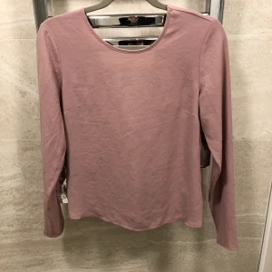 Tröja med knyt i ryggen - Använd fåtal gånger. Svårt att ge färgen en rättvisa på bild men superfin färg. Från NLY Trend, storlek 34.