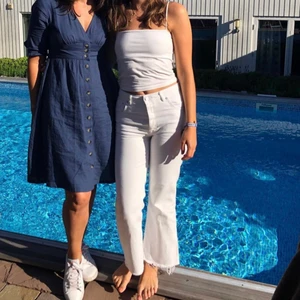 Anine Bing x Gina Tricot jeans  - Pruta/buda! Vita utsvängda jeans med hög midja och knappar, från Anine Bings samarbete med Gina Tricot. Så snygga men lite små i storleken. Fransiga nertill som man ser på första bilden. Tittar man noga ser man att sömmen i hörnet på bakfickorna har blivit lite grå (sista bilden), annars är de i toppenskick och använda få gånger :)