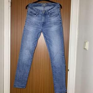 Ett par slim fit jeans från Dressman i storlek 30/32. Den är i jättebra skick, säljer pga för små för mig och jag använder de inte längre.