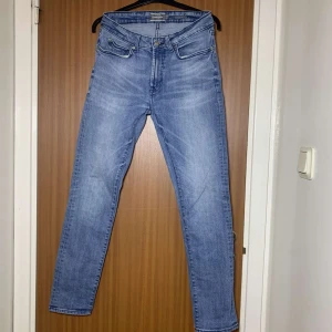 Jeans  - Ett par slim fit jeans från Dressman i storlek 30/32. Den är i jättebra skick, säljer pga för små för mig och jag använder de inte längre.