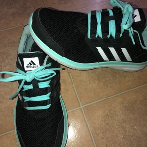 Adidas skor - Adidas löparskor. Använda 1 gång då dem är för stora. Storlek 39 1/2. 