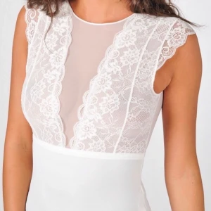 Body - Säljer min vita spets body som är helt nu, aldrig använd lappen sitter fortfarande kvar. XS men passar S också. 