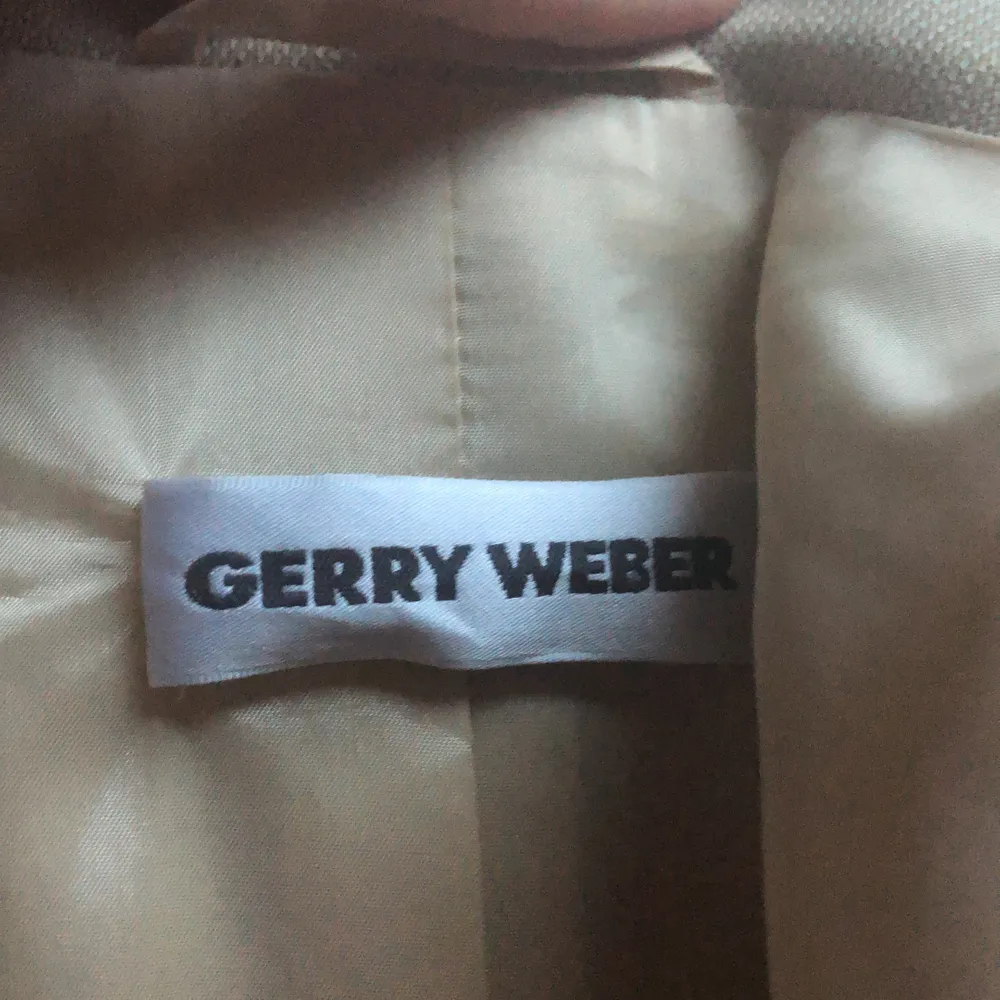 Skit cool vintage Gerry weber kavaj funnen i mormors garderob, en ny kostar ca 1500kr! Jättebra skick:) fraktkostnad tillkommer👍🏼. Kostymer.