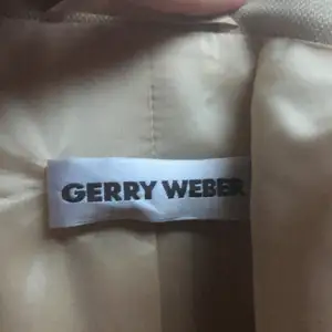 Skit cool vintage Gerry weber kavaj funnen i mormors garderob, en ny kostar ca 1500kr! Jättebra skick:) fraktkostnad tillkommer👍🏼