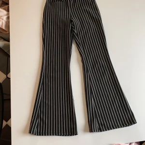 Ginatricot - Dom är använda ett fåtal gånger men en tråd sticker ut på ett av benen. (Syns knabbt ). Väldigt sjöns och bekväma.