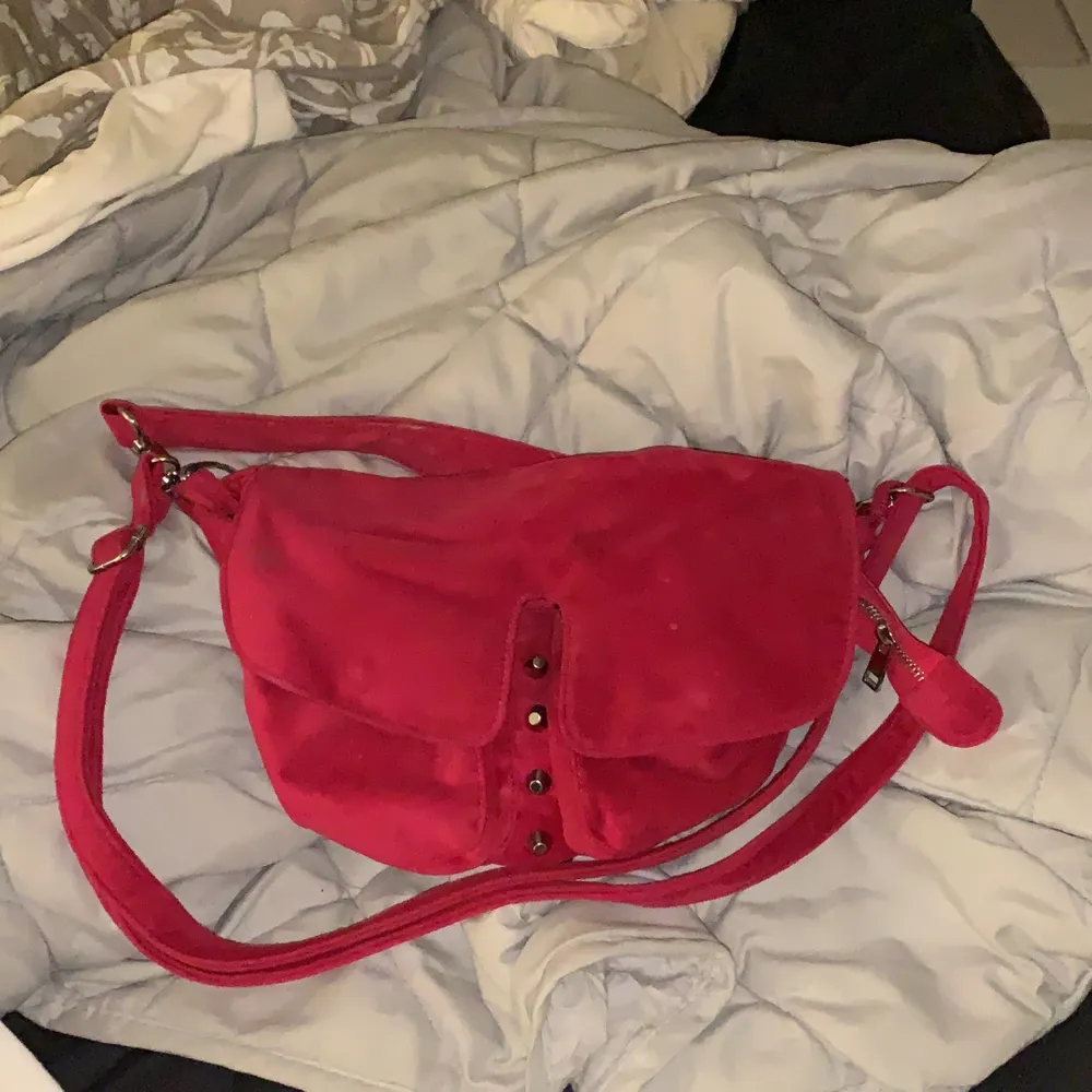 En rosa unlimit väska , använd med några få fläckar på men annars fin! Köpt för ca 900kr . Väskor.