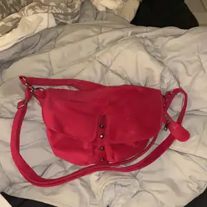En rosa unlimit väska , använd med några få fläckar på men annars fin! Köpt för ca 900kr 
