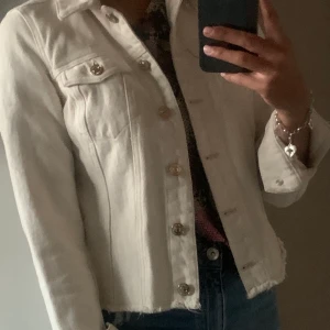 Crémevit jacka - Jätte fin crémevit! Storlek: xs/s