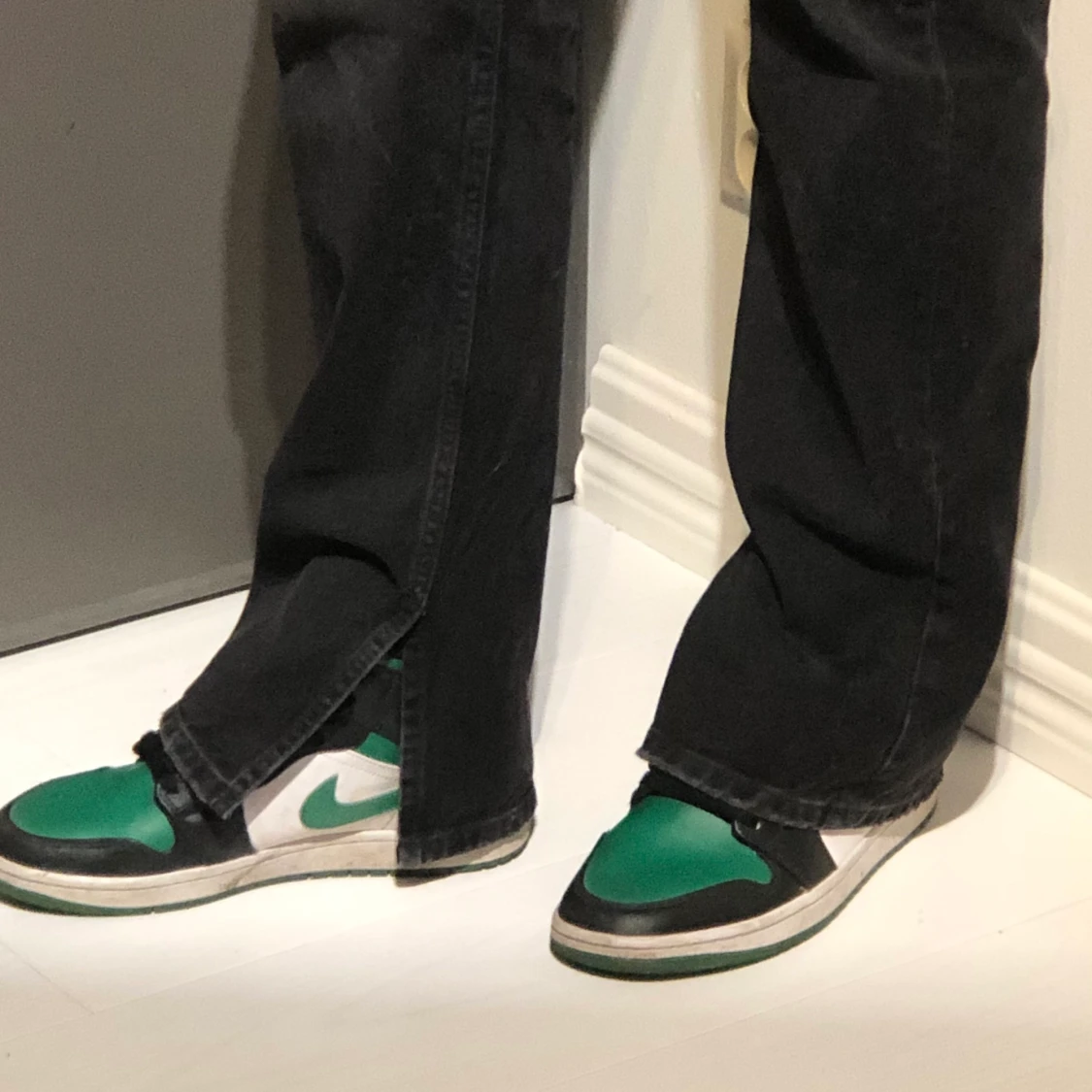 Svarta jeans med slits