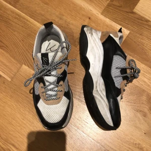 Skor från K Cobler  - Skor från K Cobler, köpta på scorett. Nypris är cirka 1000kr. Använda ett fåtal gånger, men i fint skick. Kan skicka fler bilder om de önskad. Storlek 38,5.