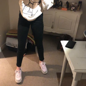 Hm jeans st xs  - Jag är 165 och de sitter lite över anklarna. Har en form som gör att rumpan ska se större ut. 