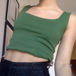 Topp - gratis frakt! - Sjukt skönt linne med dubbelt tyg vid brösten! Inte alls genomskinlig med andra ord! Tyget är väldigt lik det tyget sportkläder brukar ha :) Strl M men sitter bra på mig som är en XS/S. 💚Gratis frakt!!💚