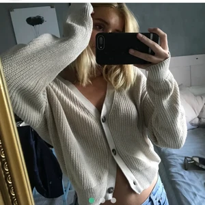 Kofta - Beige kofta ifrån lager 157. Storlek L men jag som vanligtvis har XS/S kan även använda den. ❤️