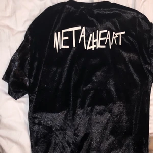 T-Shirt dress - M - Svart skimrande klänning i velvet-material med text på baksidan. Stilen på klänningen är en oversized t-shirt klänning som går ned till mitten av låren. Helt oanvänd. 