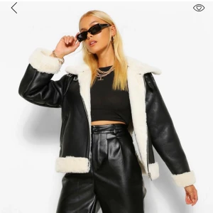 Oversize aviatorjacka - Jättefin jacka från Boohoo! Säljs pga för stor, den är oversized vilket är väldigt snyggt, jackan har massvis med fina detaljer och är varm och gosig. Väldigt trendig jacka! Tveka inte att höra av dig om frågor dyker upp😍