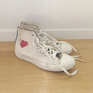 CDG Converse - cdg converse endast använda av tidigare ägare säljer pga av att det är för stora bra skick förutom små sprickor i gummin där foten böjs (se bild 2).  Priset kan diskuteras!! 