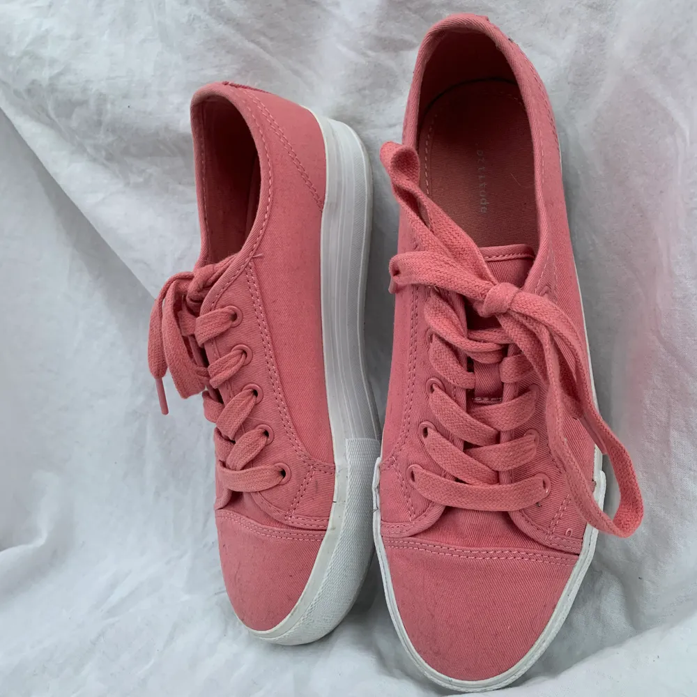 Ett par rosa sneakers storlek 40 i bra skick. Jag köpte dom får några år sedan på H&M och sedan dess har dom bara stått.. Skor.