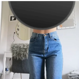 Blå jeans - Inte mina bilder!! Säljer dessa blå jeans som är köpta här på Plick, säljer då dom inte kommer till användning, aldrig använda. Du står för frakt, pris kan diskuteras.