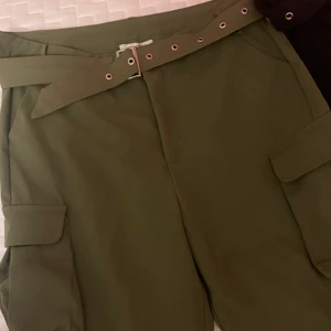 Cargobyxor - Byxor köpta från bohoo. Säljer båda för 100kr då det ej är i min stil längre. 