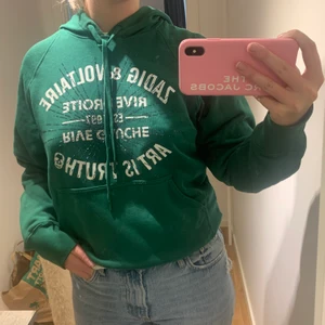 Zadig & Voltaire hoodie  - Kollar intresset för denna hoodie från Zadig & Voltaire köpt för ett år sen i Dubai. Det finns ett ”tvättmaskinhål” på tröjan men annars är den som ny. Mycket sparsamt använd. Hör av er vid frågor. Frakt tillkommer ( står längre ner i beskrivningen ) 