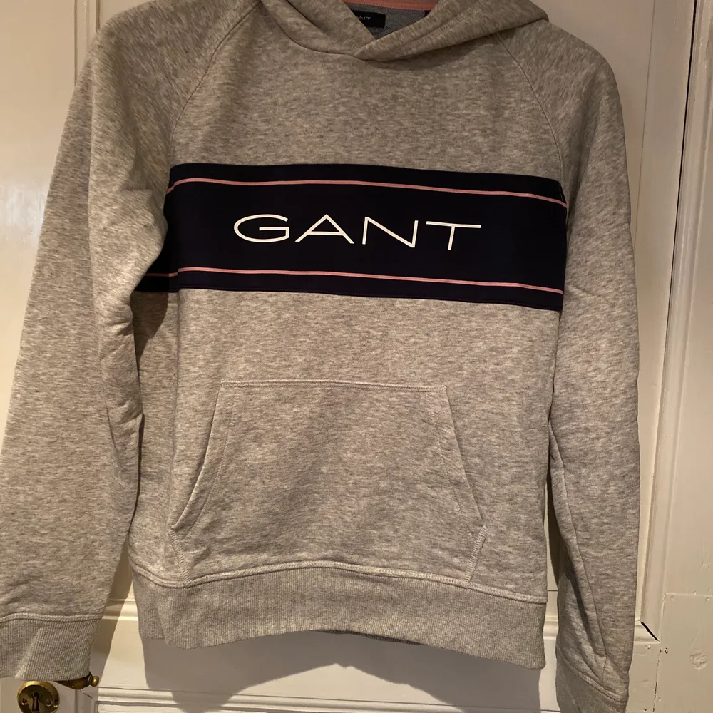 Äkta gant hoodie. Köpt från deras egna hemsida. Använd fåtal gånger, ser ut som ny. Nypris ca 800kr. Hoodies.