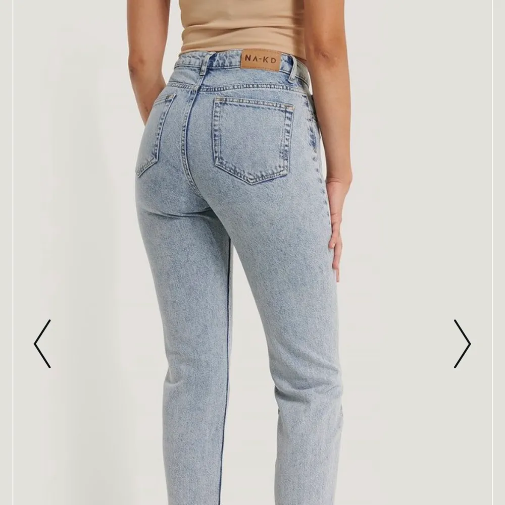 Fick hem dessa snygga jeans i fel storlek och tappade tyvärr bort frakt sedeln, där av säljer jag dessa. Ord pris 499kr, mitt pris 400. Storlek 38🌸. Jeans & Byxor.