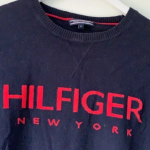Tommy hilfiger  - En lite tjockare tröja till materialet, bara legat och samlat dam, jätte fint skick 