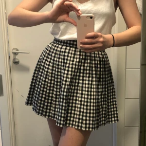 Rutig kjol  - En gullig svartvit rutig kjol från Monki! Köpt för några år sedan men har används ett fåtal gånger! Kan mötas upp i Gbg, köparen står för frakten! :) 