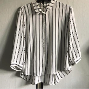 Blus från Monki -  Vit och svart randig blus