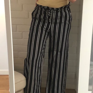 Vida, randiga byxor från Nelly  - Köpta för ungefär 2 år sedan, sköna byxor som tyvärr inte längre passar. 