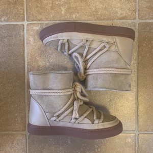 Inuikii Sneaker Classic Beige storlek 37 - Superfina äkta Inuikii skor köpta förra vintern i fortfarande mycket gott skick. Säljer pga vill köpa i en annan färg. Nypris 2599kr säljer för 1900kr 🙌🏼🖤 frakt ingår givetvis!