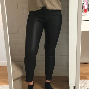 H&M fake läder byxor  - Använt ett fåtal gånger, bra skick! De är väldigt stretchiga så funkar på alla som har storlek XS- M