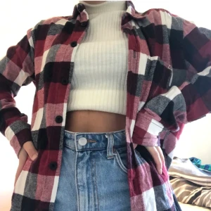 Rödvit-rutig flanellskjorta - Flanellskjorta i strl S (herr) ❤️