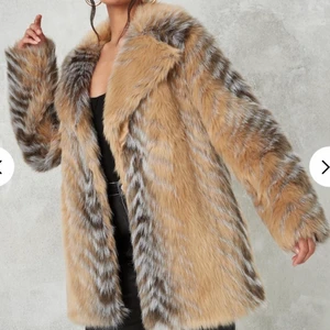 Faux fur jacka - Faux fur jacka från Missguided i storlek 36, helt oanvänd med lappar kvar. Nypris 1300.