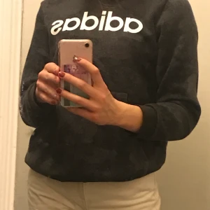 Adidas hoodie - Jätte fin adidas hoodie, säljer nu pga att den är för liten för mig tyvärr. Tröjan är i militär mönster i svart och grått, jag är själv en S och tröjan är i xs men lite liten. Köparen står för frakt🥰