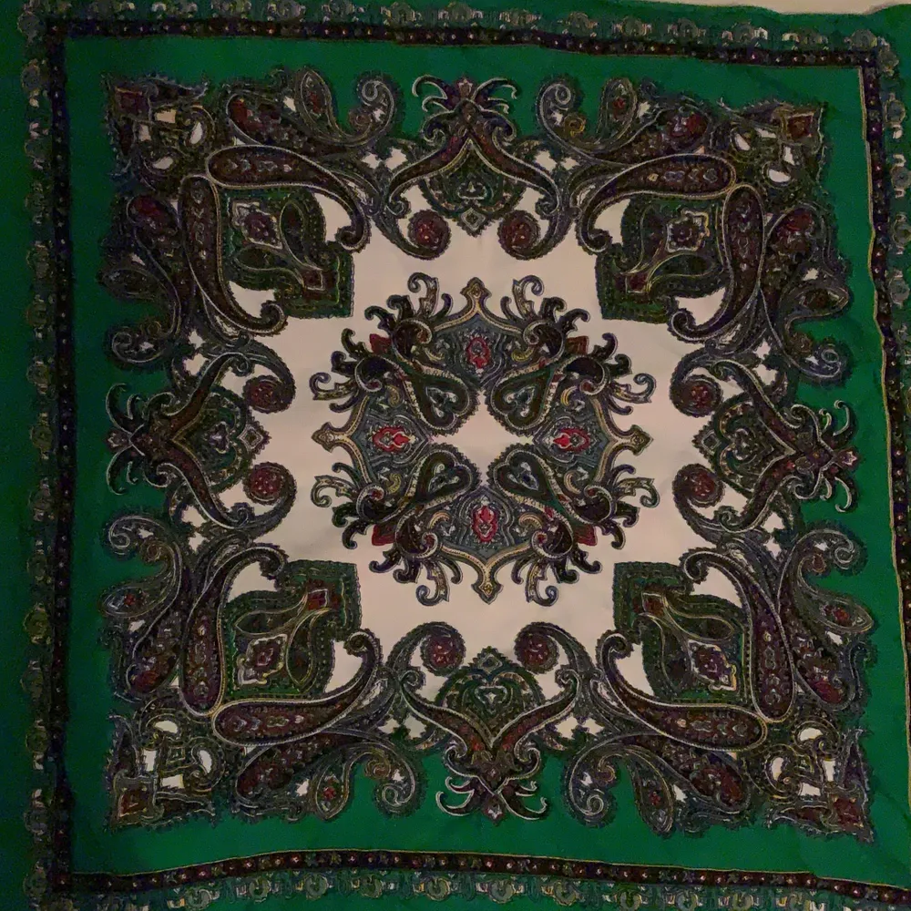 säljer min finaste gröna bandana, då jag har på tok för många. ca 50x50 cm🤗 billig frakt tillkommer!. Övrigt.