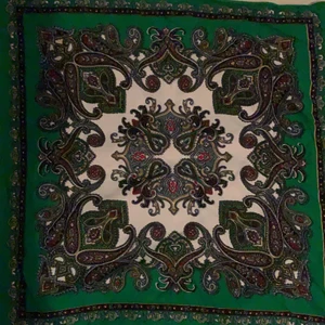 bandana/scarf - säljer min finaste gröna bandana, då jag har på tok för många. ca 50x50 cm🤗 billig frakt tillkommer!