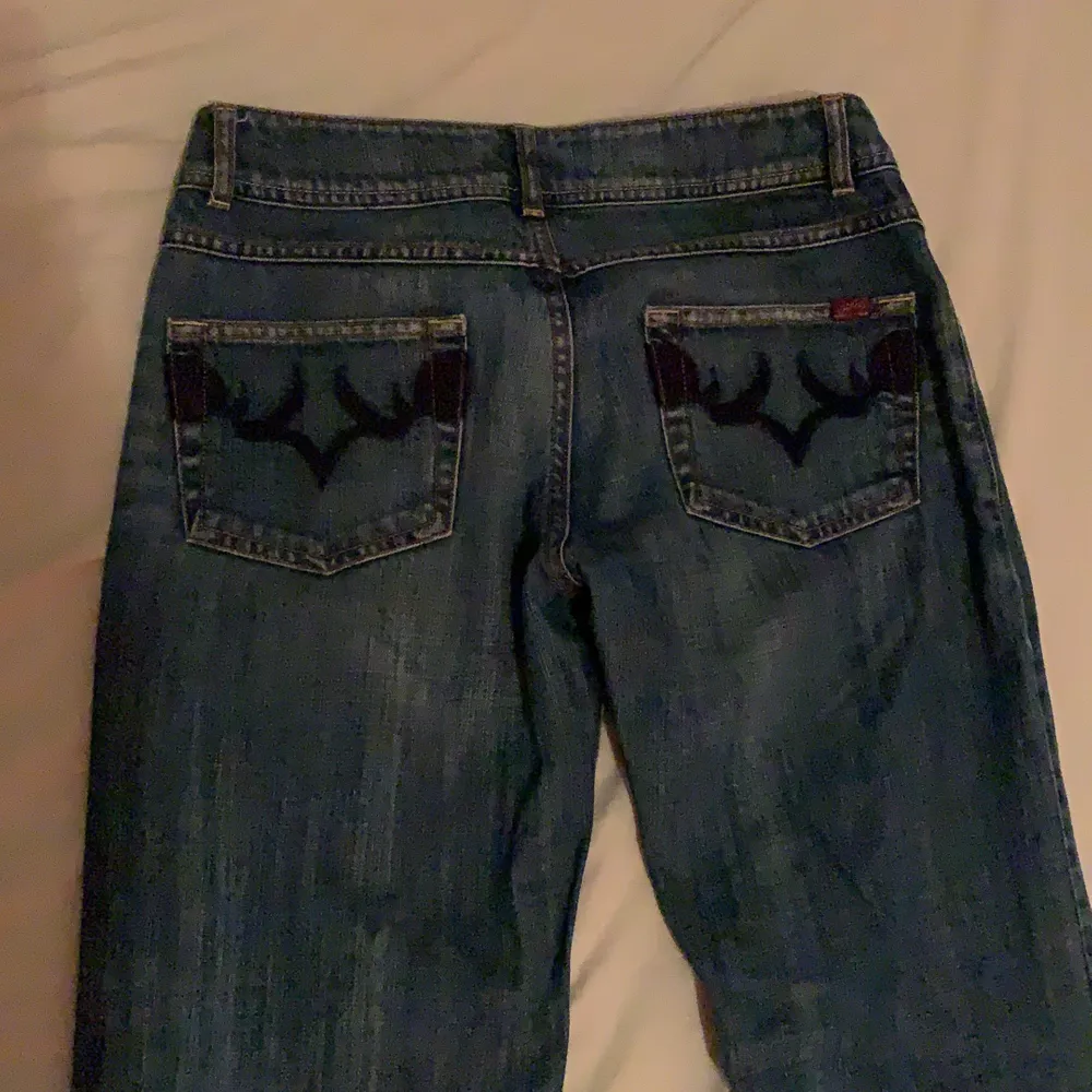 asballa jeans med slitningar/hål och coola bakfickor! ganska vida i benen och i fint skick:) frakt tillkommer🍄. Jeans & Byxor.