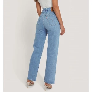Levis ribcage straight jeans - Dom populära Levi’s ribcage jeansen, w28💖💖 Köptes för 1099kr, säljer dom då dom tyvärr är lite korta på mig som är 177cm, skulle säga att de passar någon mellan 160-170cm. De är använda men i väldigt bra skick, inga defekter osv🥰🥰🥰 så stretchiga och sköna!! 